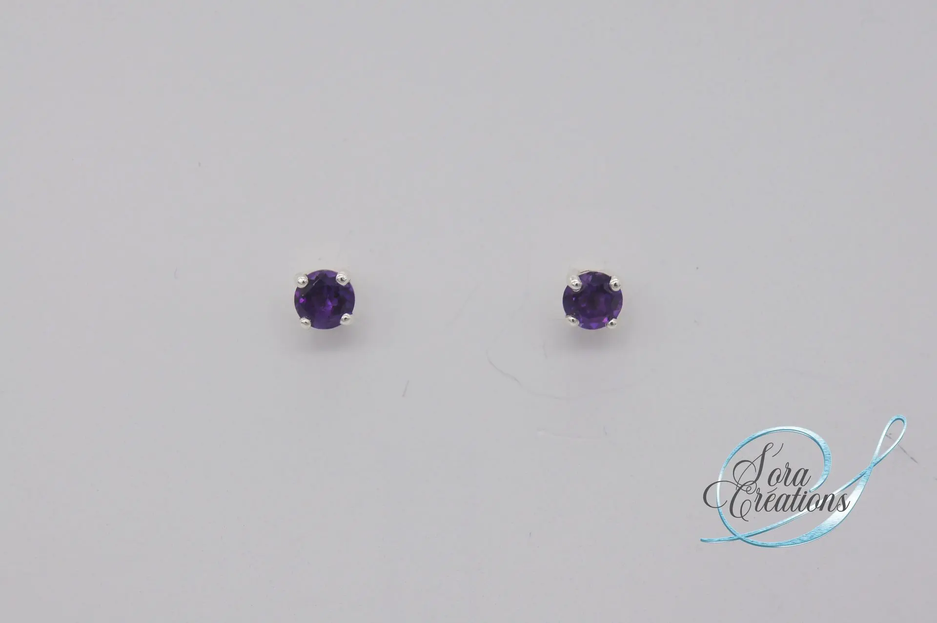 Une paire de boucles d&amp;#39;oreilles avec des améthystes sur argent