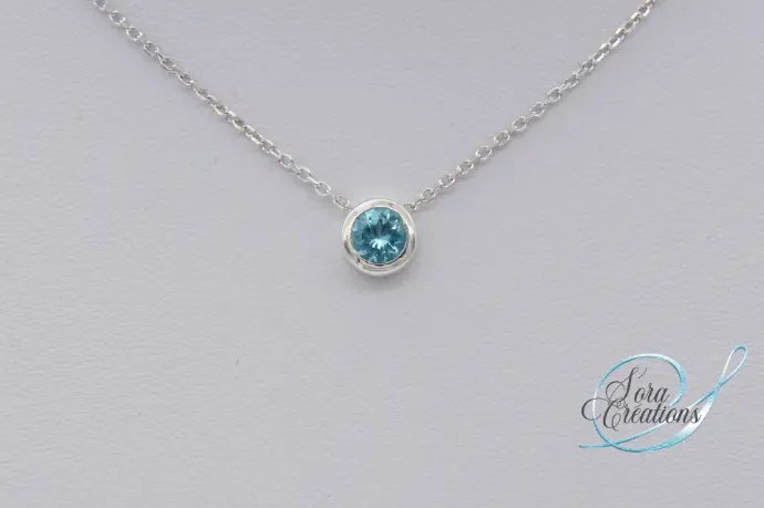 Collier serti-clos sur argent avec une apatite