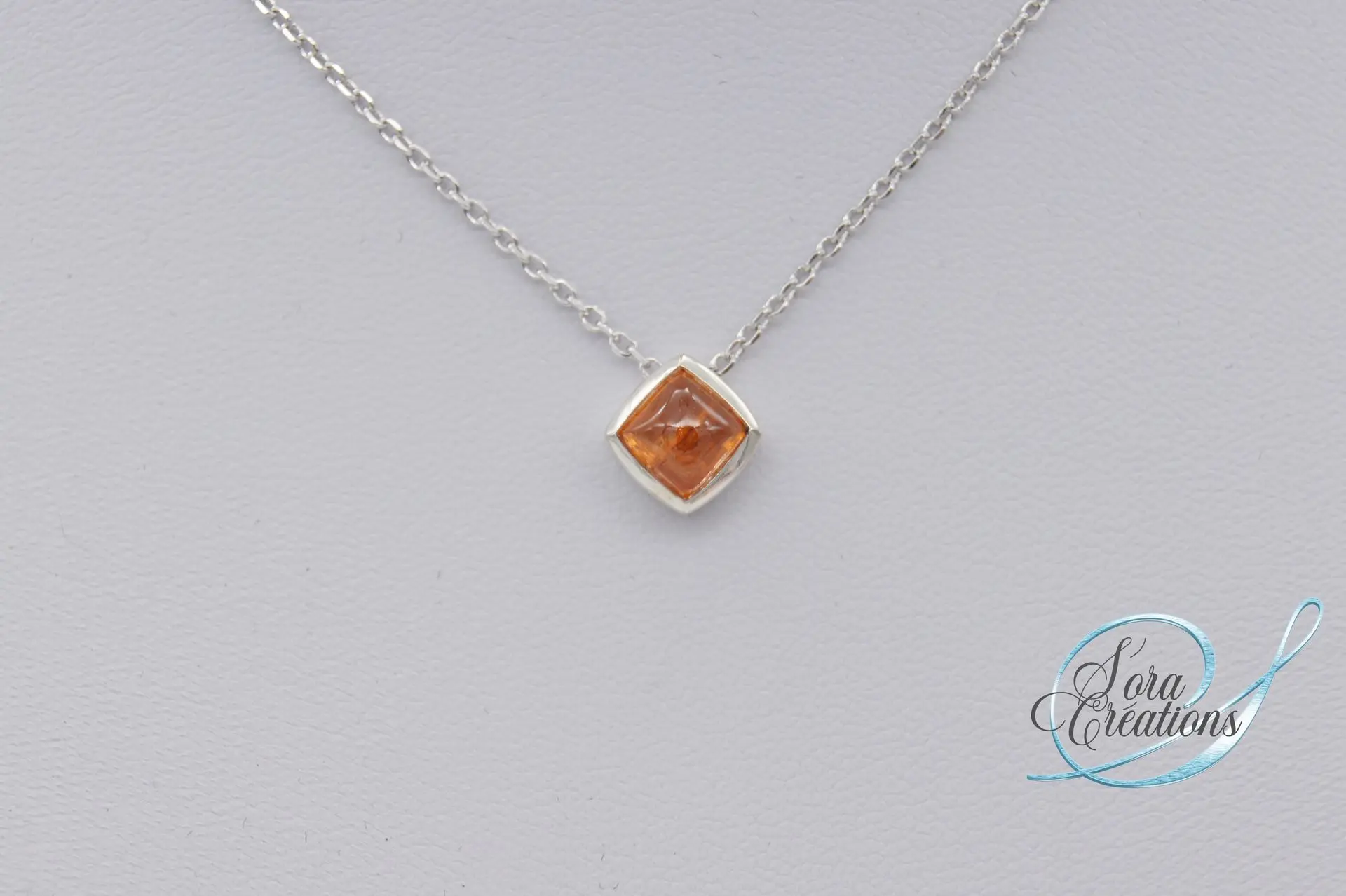 Collier serti-clos sur argent avec un grenat spessartite