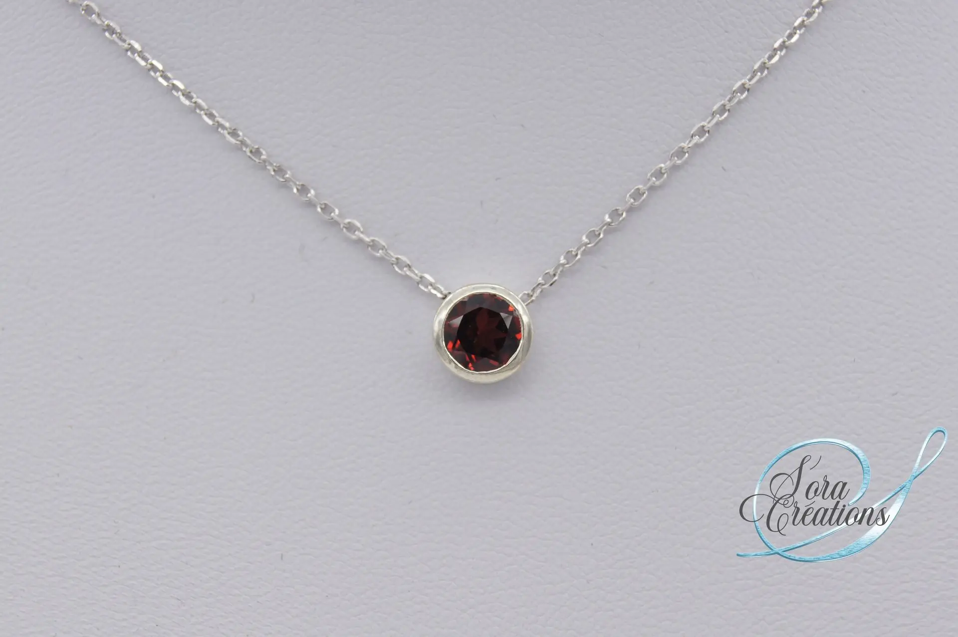 Collier serti-clos sur argent avec un grenat rouge