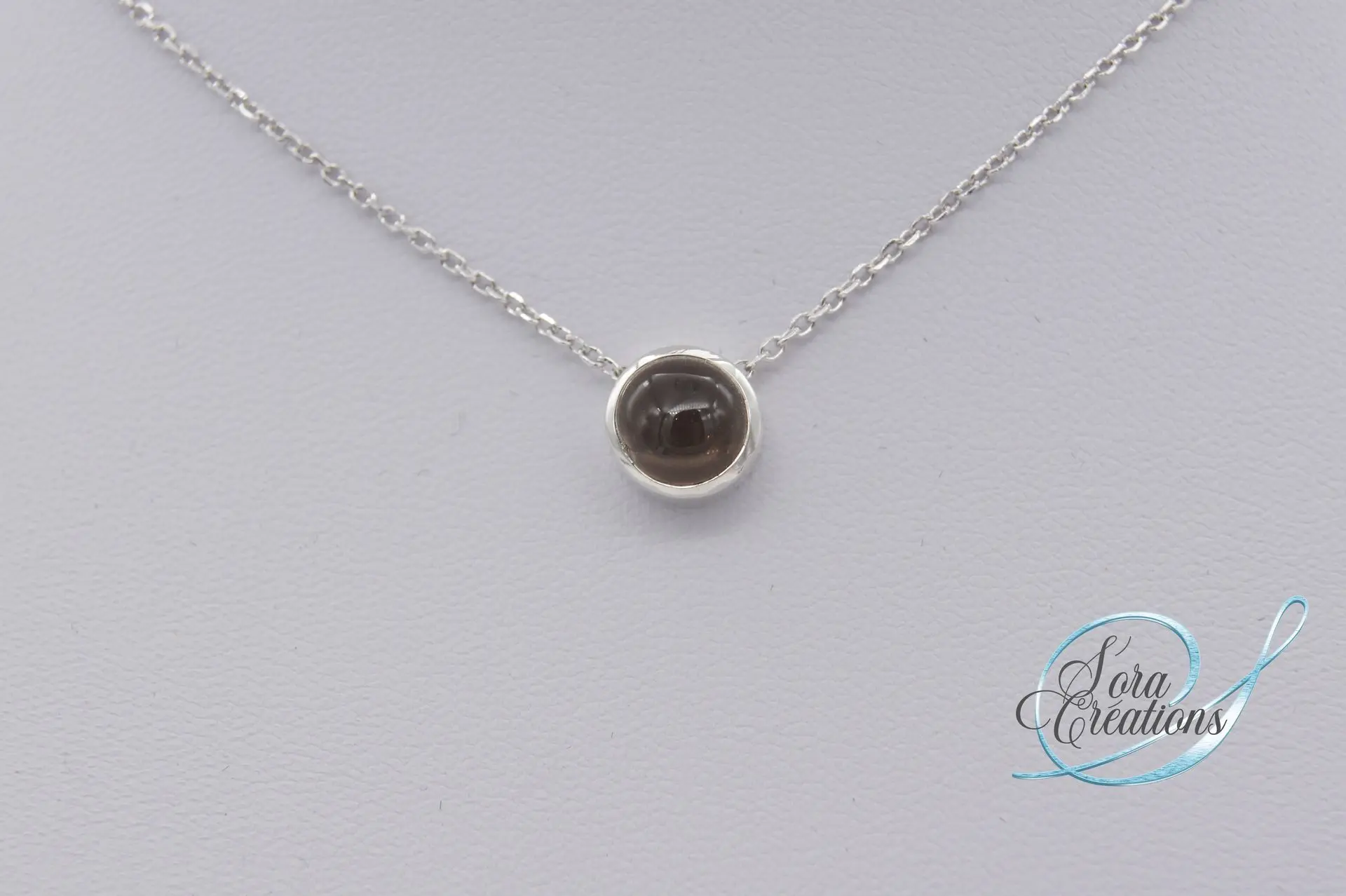 Collier serti-clos sur argent avec un quartz fumé