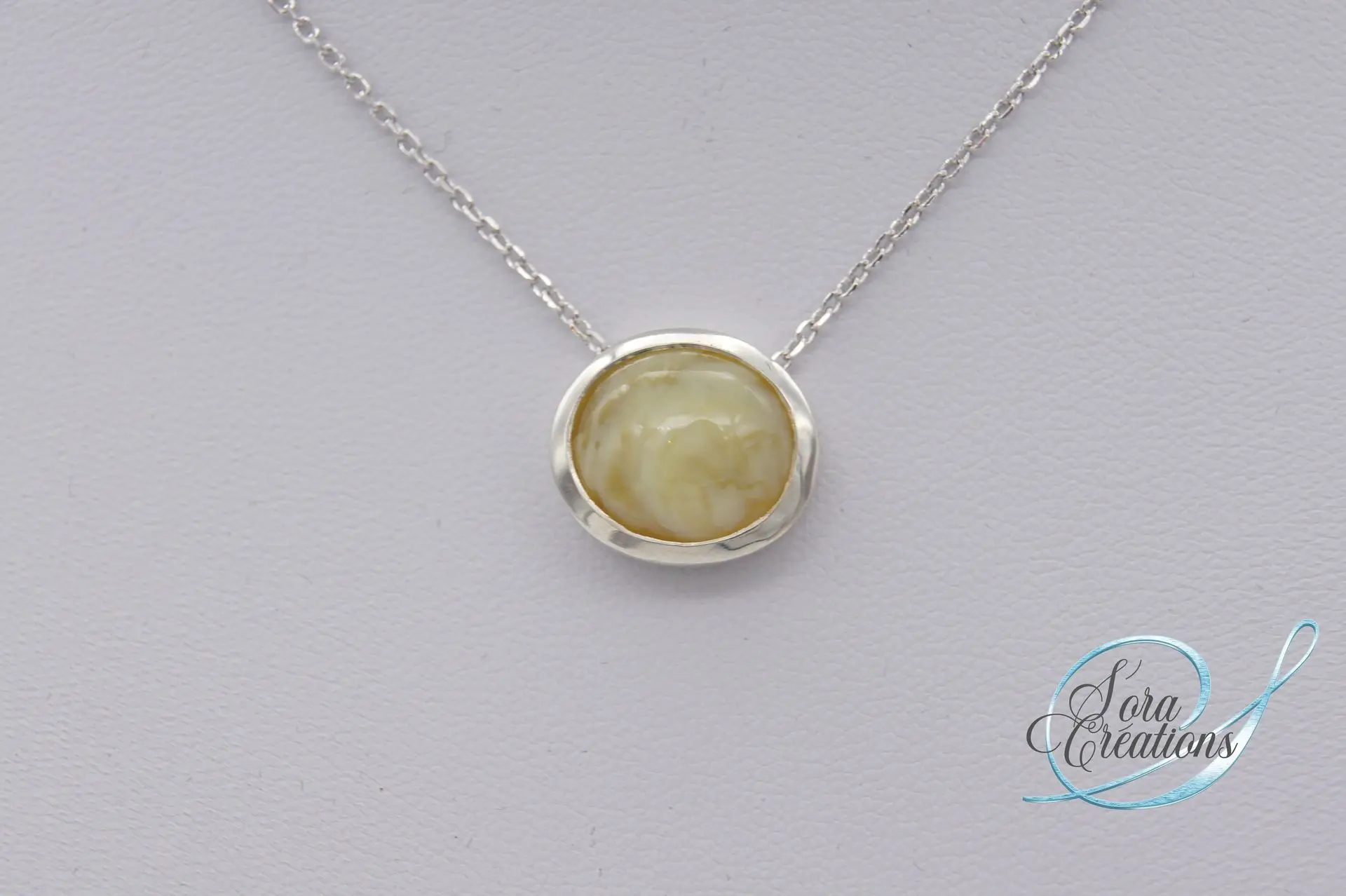 Collier serti-clos sur argent avec une opale