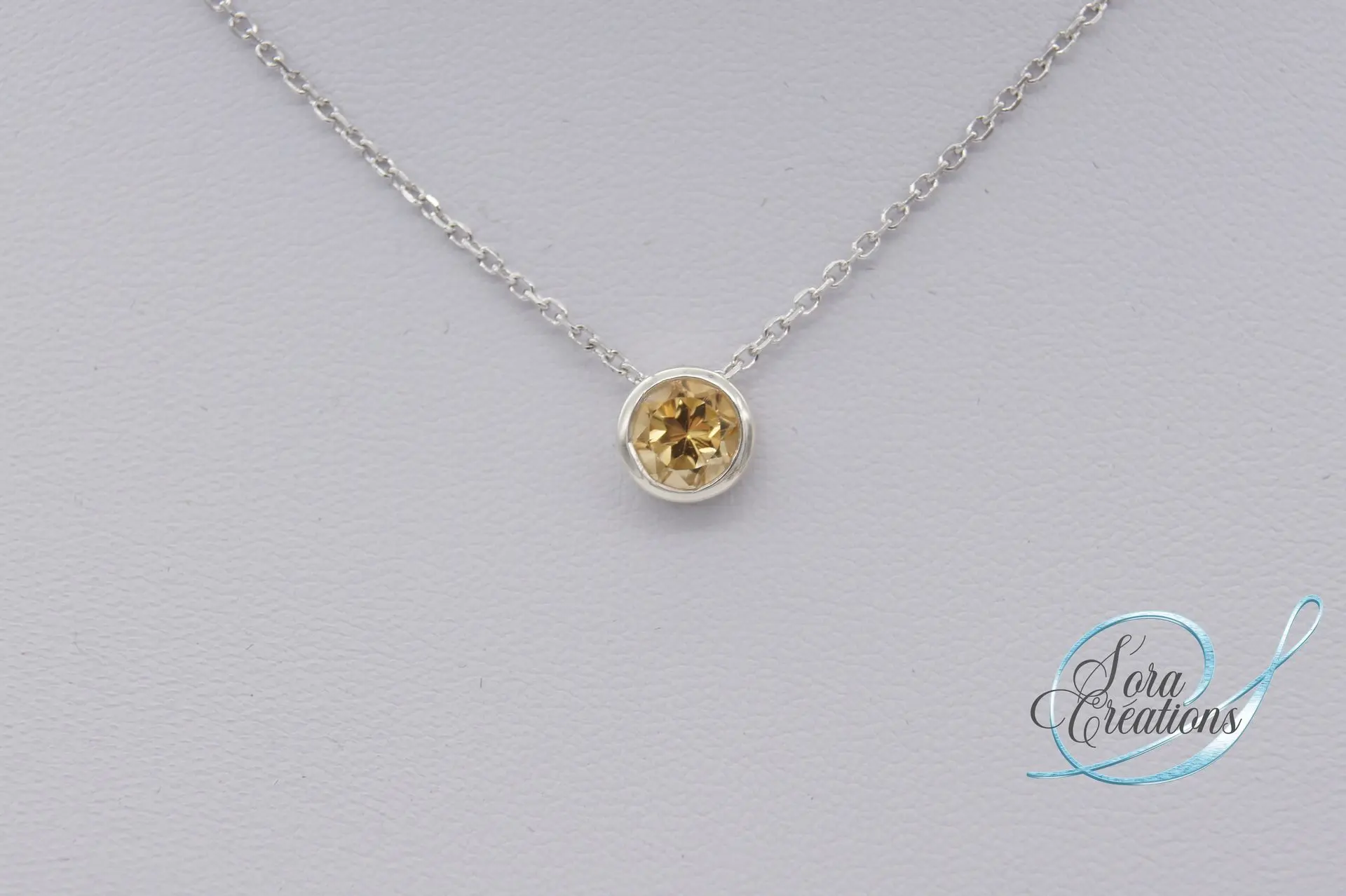 Collier serti-clos sur argent avec une citrine