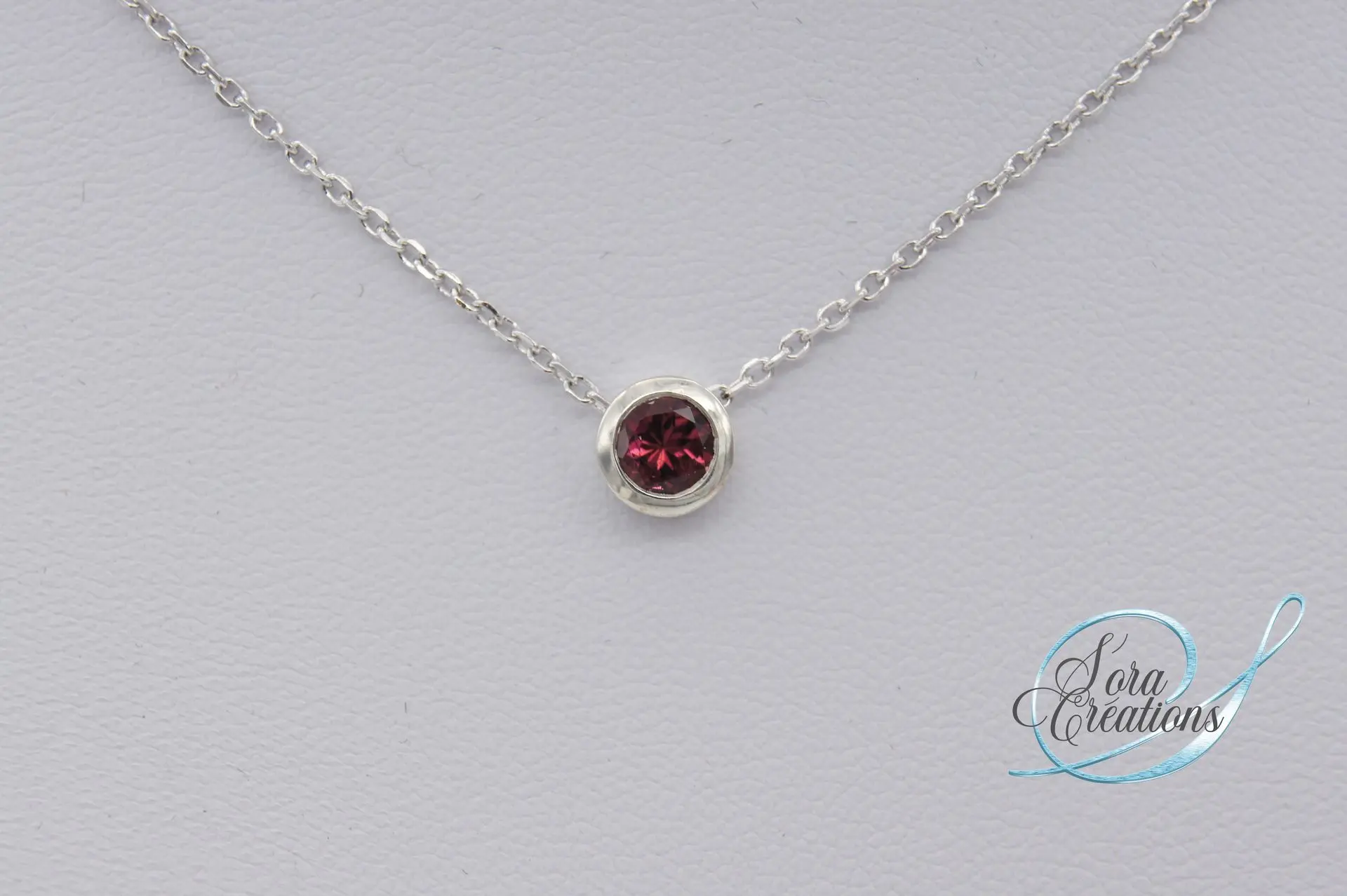 Collier serti-clos sur argent avec un grenat rhodolite
