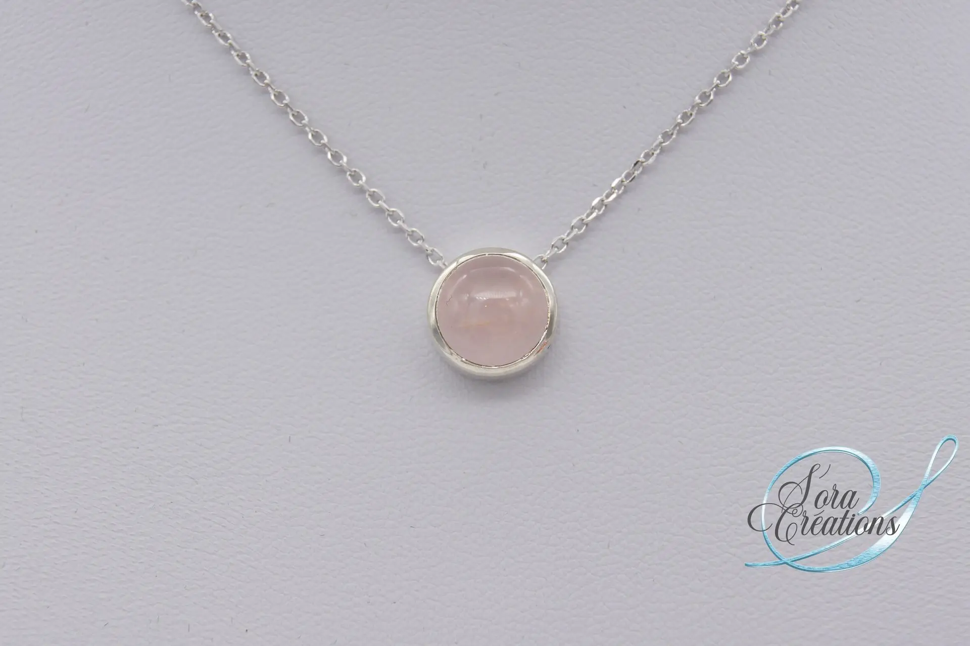 Collier serti-clos sur argent avec un quartz rose