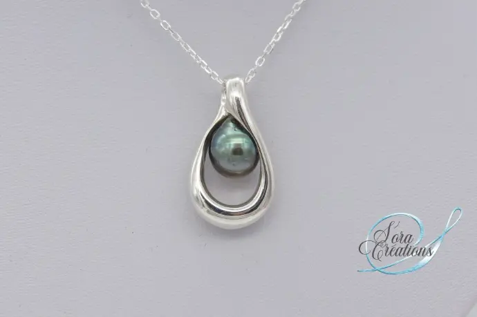 Collier vague en argent avec une perle de Tahiti baroque