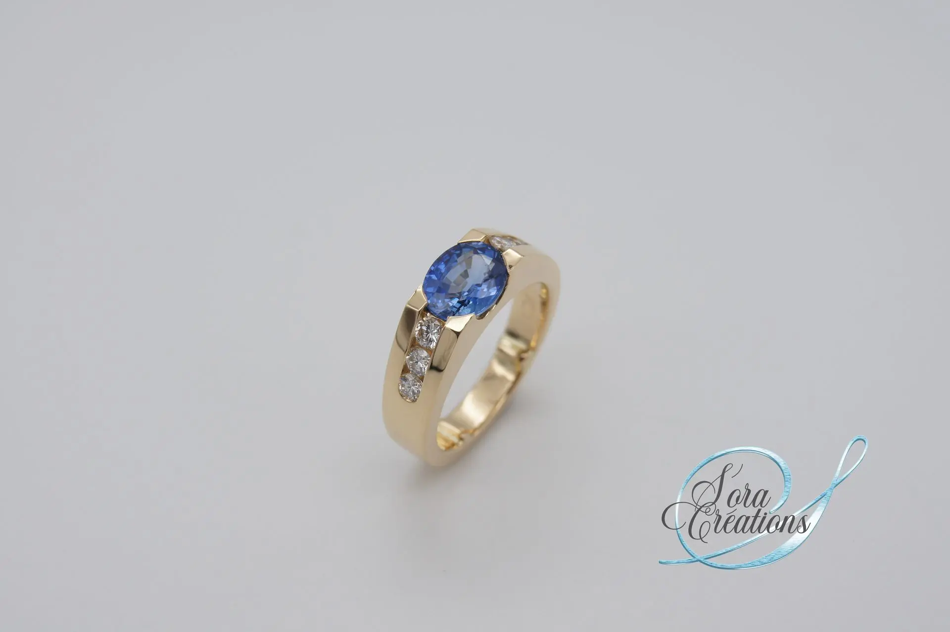 Bague sur-mesure en or jaune avec un saphir et des diamants