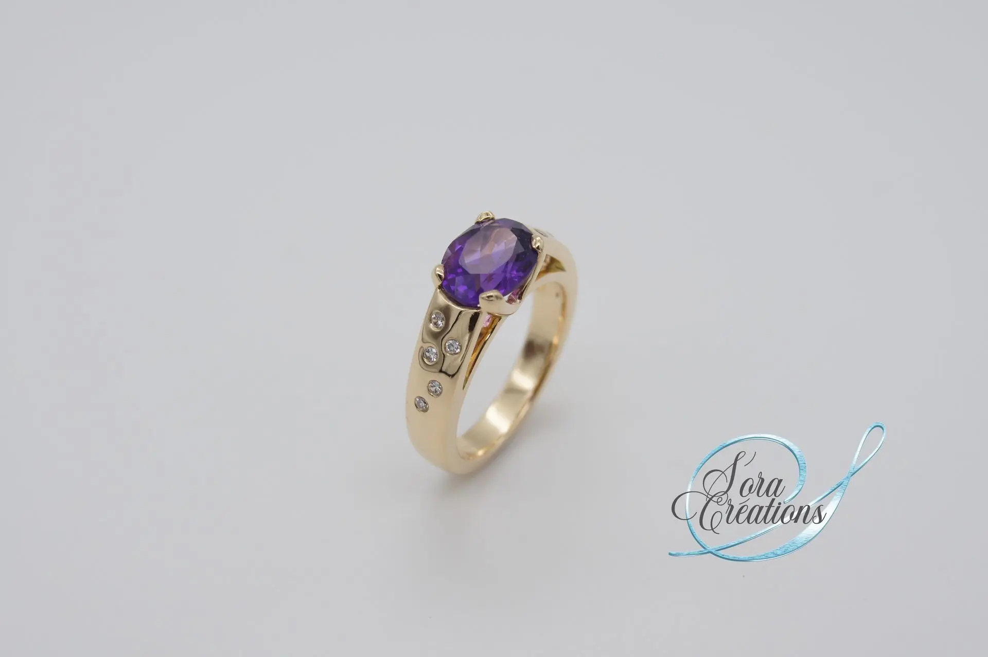Bague sur-mesure en or jaune avec une améthyste et plusieurs diamants