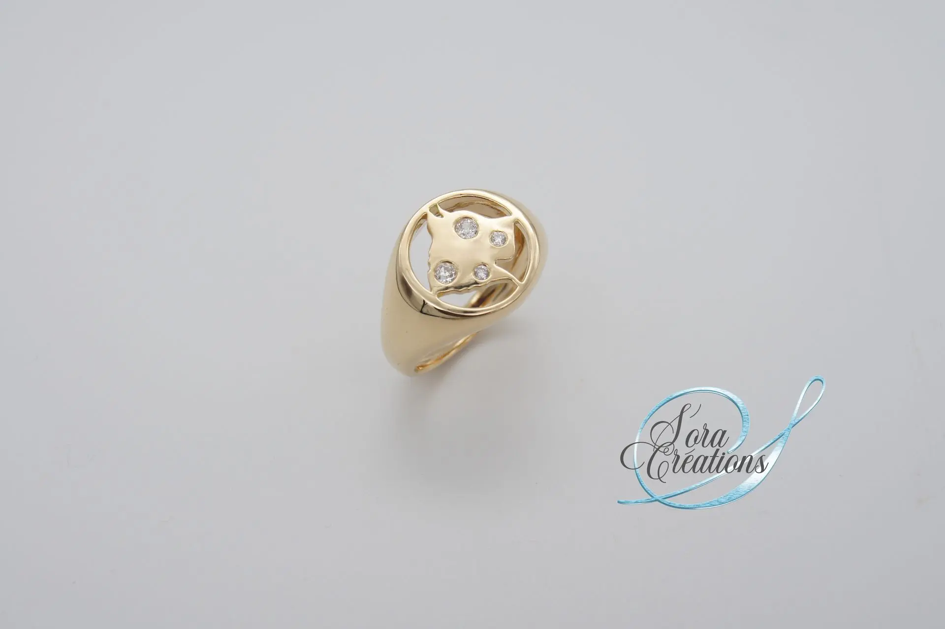 Bague sur-mesure motif chat en or jaune avec des diamants