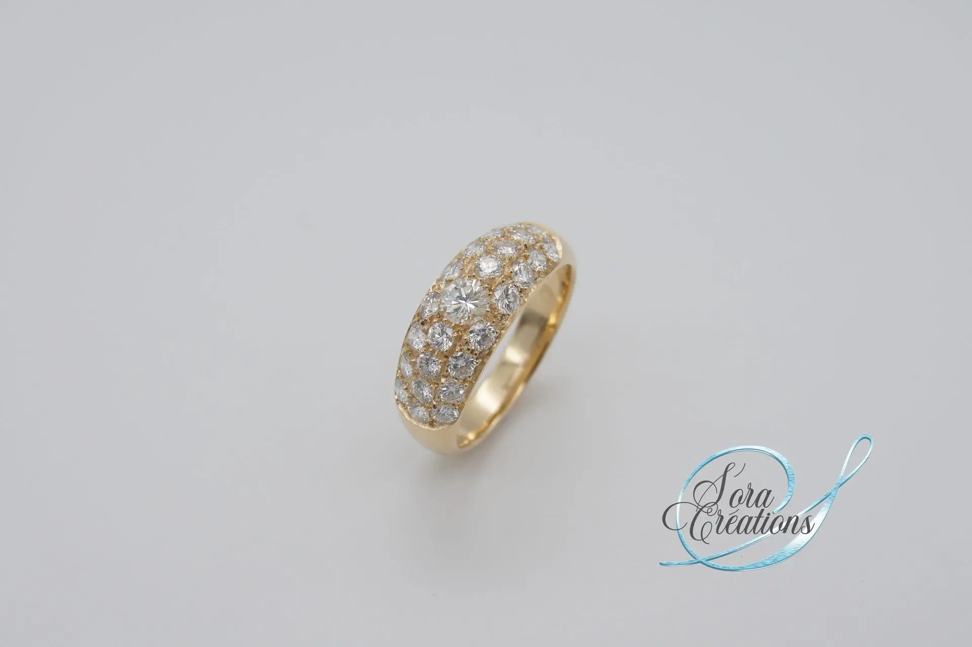 Bague sur-mesure pavée en or jaune avec des diamants