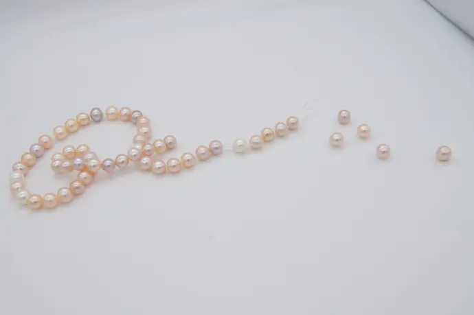 Rang de perles d&#39;eau douce multicolores à réenfiler