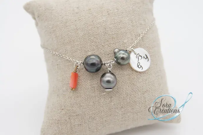 Bracelet en argent et perles de Tahiti ainsi que jeton de nacre gravée avec initiales