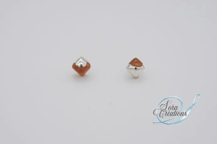 Boucles d&#39;oreilles en argent sur-mesure à partir d&#39;un grenat spessartite cassé en deux