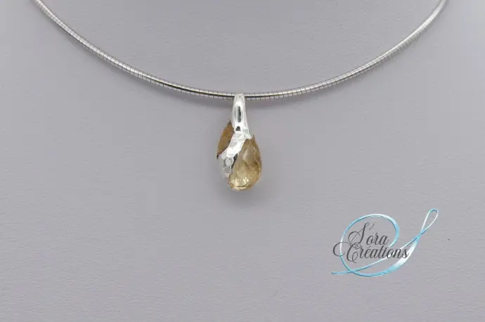 Pendentif en argent sur-mesure à partir d&#39;une citrine cassée en deux