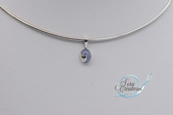Pendentif en argent sur-mesure à partir d&#39;une tanzanite cassée