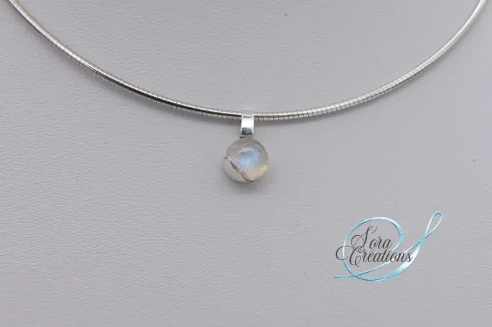 Pendentif en argent sur-mesure à partir d&#39;une pierre de lune cassée