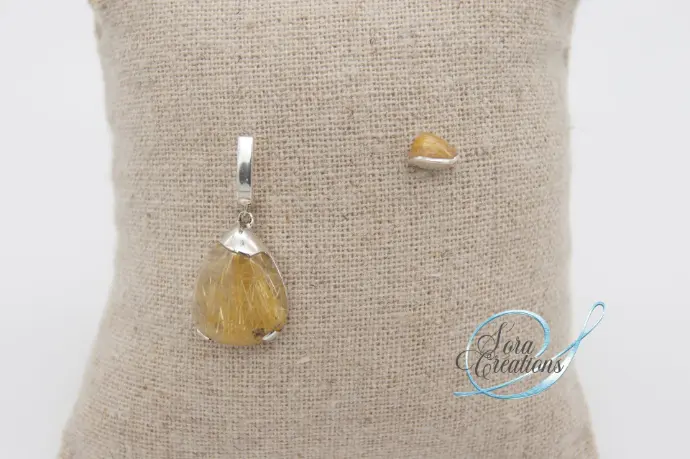 Boucles d&#39;oreilles en argent sur-mesure à partir d&#39;un quartz rutil cassé en deux