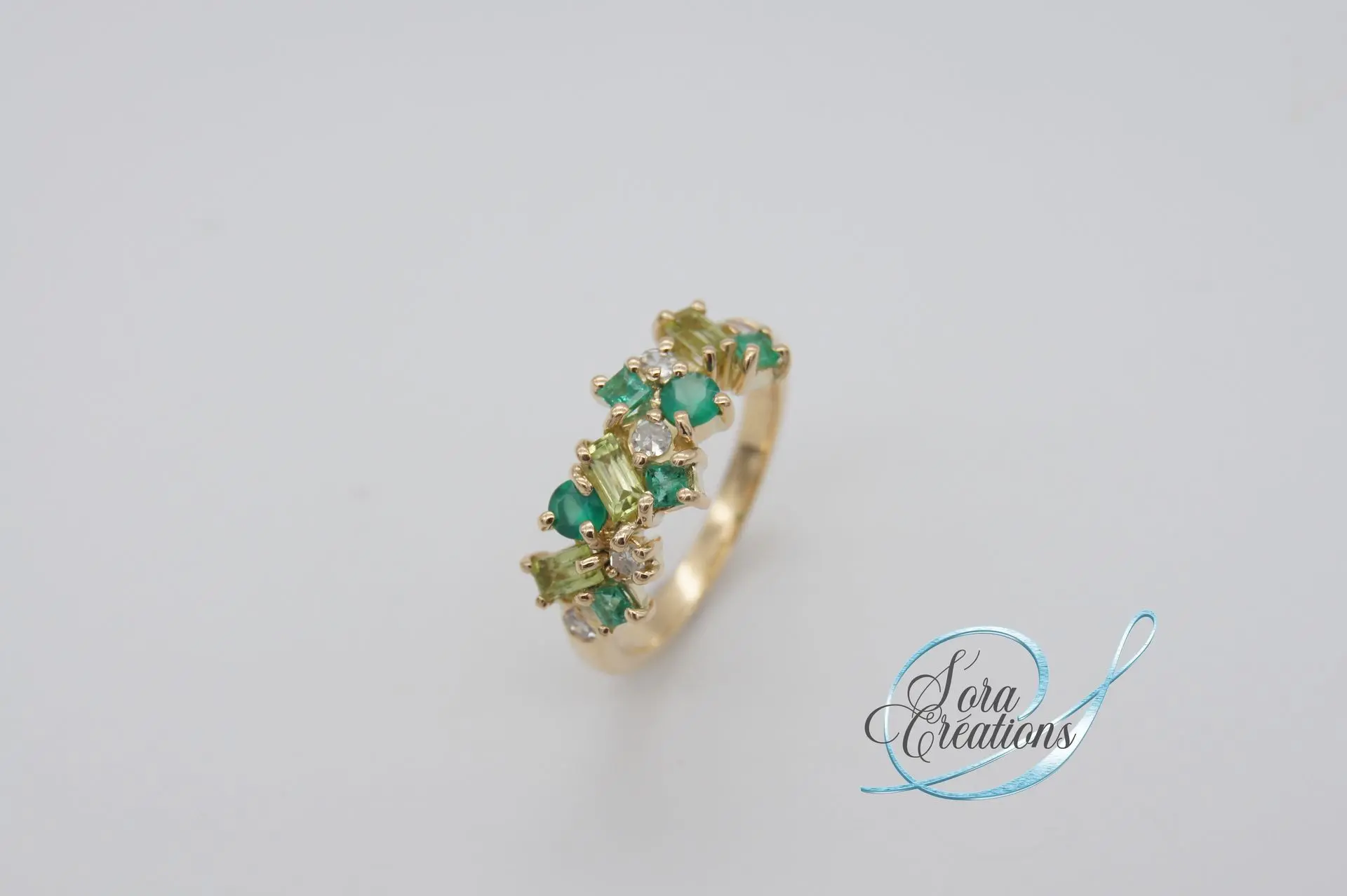 Bague sur-mesure en or jaune avec des péridots, des émeraudes et des diamants