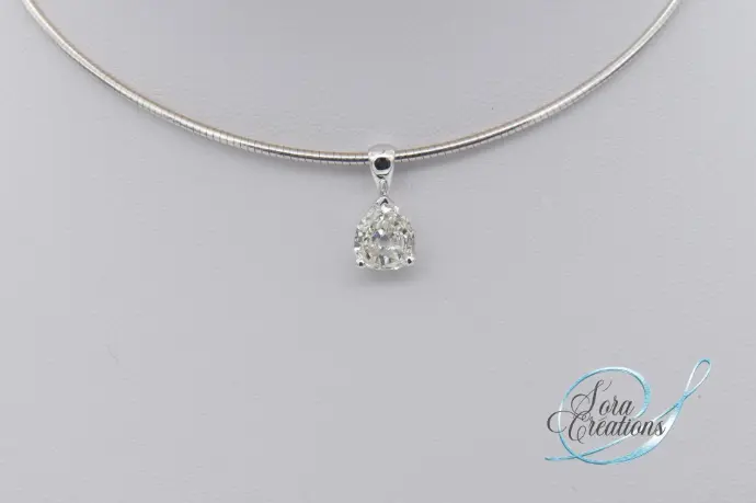 Pendentif or gris avec un diamant poire