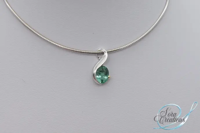 Pendentif or gris avec une tourmaline de paraiba