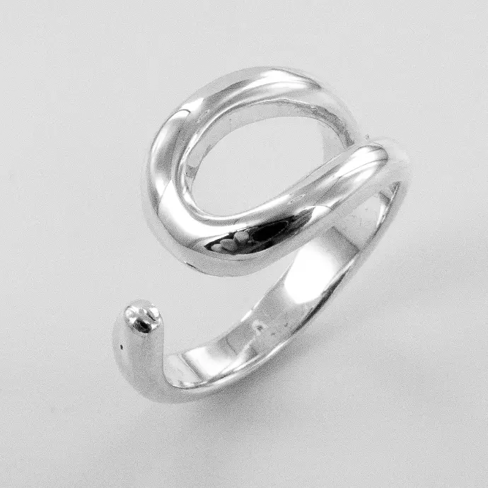 Une bague ouverte de la marque De Percin