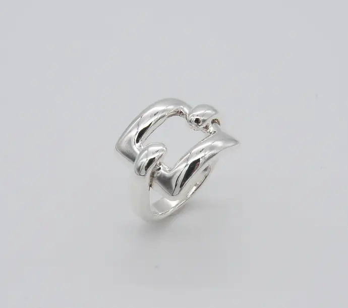 Une bague motif carré de la marque De Percin