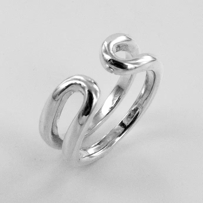 Une bague lien de la marque De Percin