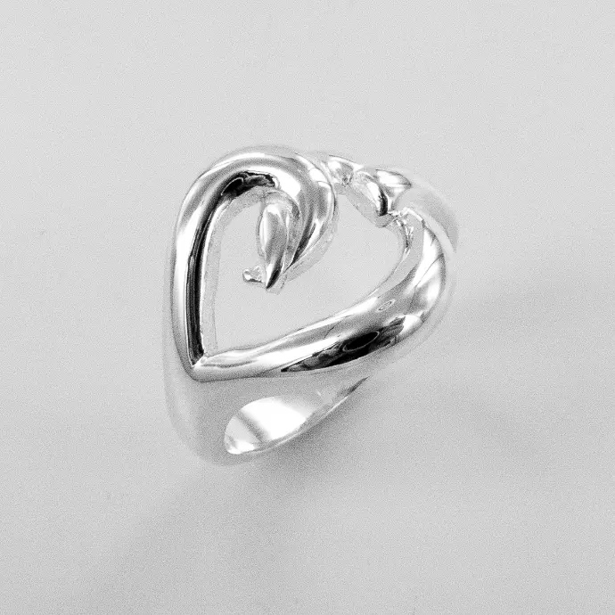 Une bague motif coeur de la marque De Percin