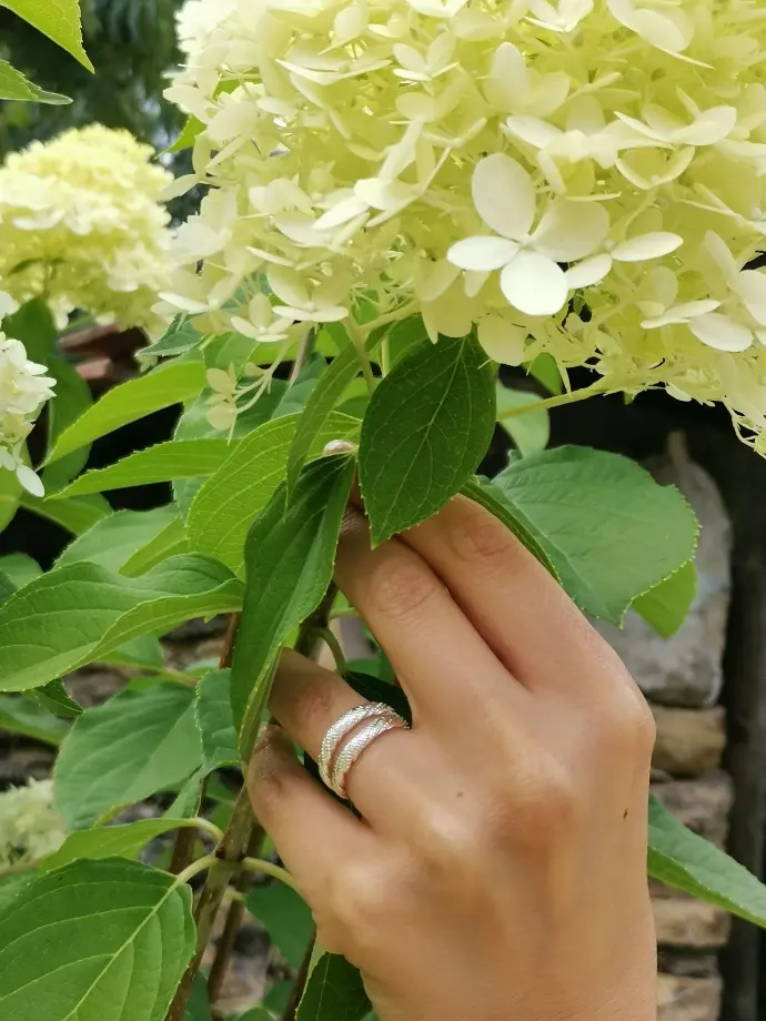 Une bague motif anneau marin de la marque De Percin