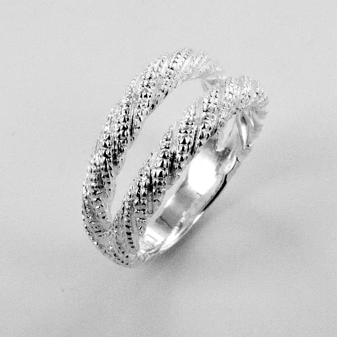 Une bague motif torsade de la marque De Percin