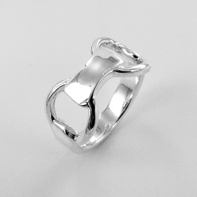 Une bague motif mors de la marque De Percin