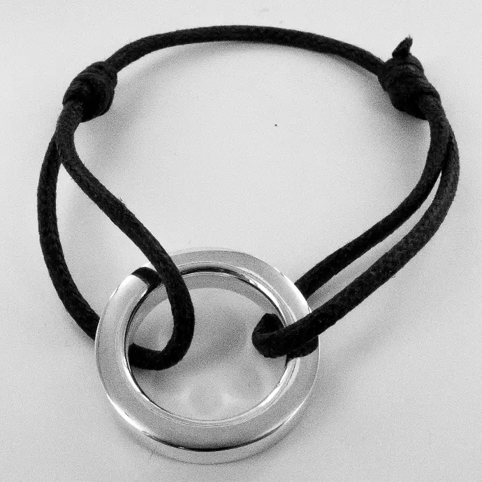 Une bracelet lien avec un anneau en argent de la marque De Percin